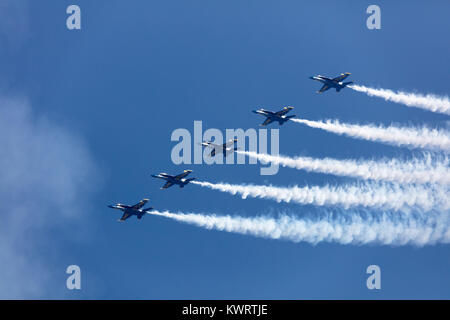 Die Blue Angels F/A-18 Hornissen in einer engen Formation bei Chicago, Luft und Wasser, am 19. August 2017 fliegen Stockfoto