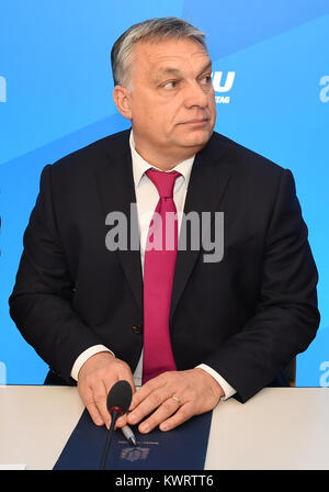 Seeon, Deutschland. 5 Jan, 2018. Ungarns Ministerpräsident Viktor Orban Haltestellen mit der auf der Winter-Konferenz der Christlich Sozialen Union (CSU) in Seeon, Deutschland, am 5. Januar 2018. Credit: Andreas Gebert/dpa/Alamy leben Nachrichten Stockfoto