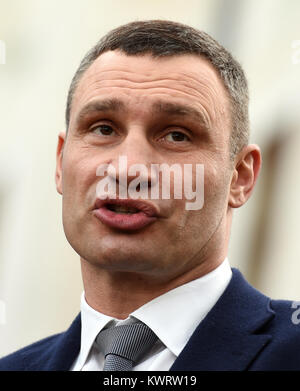 Seeon, Deutschland. 5 Jan, 2018. Vitali Klitschko, der Bürgermeister von Kiew und Vorsitzender des Petro Poroschenko Bloc Party, kommt für die CSU winter Konferenz in Seeon, Deutschland, am 5. Januar 2018. Credit: Andreas Gebert/dpa/Alamy leben Nachrichten Stockfoto