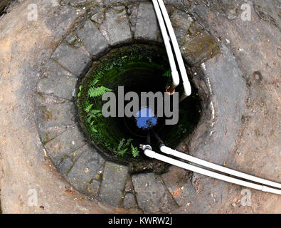 Hepu. Am 4. Januar, 2018. Foto auf Jan. 4, 2018 zeigt ein Brunnen mit frischem Wasser mit mehr als 100 Jahren Geschichte in einem hakka Quadrat Haus in Hepu County, South China Guangxi Zhuang autonomen Region. Die gut erhaltene Hakka Quadrat Haus ist als "lebendes Fossil" der Hakka Kultur und Architektur. Im Jahr 1883 erbaute Haus umfasst eine Fläche von 6.050 Quadratmetern. Die Mauern waren durch die Mischung aus Lehm, Kalk, Sand, klebrigen Reis und braunem Zucker. Das Haus hat noch Bewohner heute. Credit: Zhang Ailin/Xinhua/Alamy leben Nachrichten Stockfoto