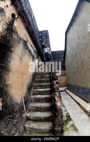 Hepu. Am 4. Januar, 2018. Foto auf Jan. 4, 2018 zeigt die steinernen Treppen in einem hakka Quadrat Haus in Hepu County, South China Guanxi Zhuang autonomen Region. Die gut erhaltene Hakka Quadrat Haus ist als "lebendes Fossil" der Hakka Kultur und Architektur. Im Jahr 1883 erbaute Haus umfasst eine Fläche von 6.050 Quadratmetern. Die Mauern waren durch die Mischung aus Lehm, Kalk, Sand, klebrigen Reis und braunem Zucker. Das Haus hat noch Bewohner heute. Credit: Zhang Ailin/Xinhua/Alamy leben Nachrichten Stockfoto