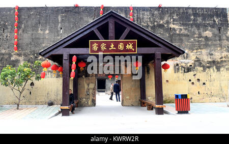 Hepu. Am 4. Januar, 2018. Foto auf Jan. 4, 2018 zeigt den Eingang des Hakka Quadrat Haus in Hepu County, South China Guangxi Zhuang autonomen Region. Die gut erhaltene Hakka Quadrat Haus ist als "lebendes Fossil" der Hakka Kultur und Architektur. Im Jahr 1883 erbaute Haus umfasst eine Fläche von 6.050 Quadratmetern. Die Mauern waren durch die Mischung aus Lehm, Kalk, Sand, klebrigen Reis und braunem Zucker. Das Haus hat noch Bewohner heute. Credit: Zhang Ailin/Xinhua/Alamy leben Nachrichten Stockfoto