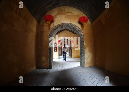 Hepu. Am 4. Januar, 2018. Foto auf Jan. 4, 2018 zeigt die fünf Toren einer Hakka Quadrat Haus in Hepu County, South China Guanxi Zhuang autonomen Region. Die gut erhaltene Hakka Quadrat Haus ist als "lebendes Fossil" der Hakka Kultur und Architektur. Im Jahr 1883 erbaute Haus umfasst eine Fläche von 6.050 Quadratmetern. Die Mauern waren durch die Mischung aus Lehm, Kalk, Sand, klebrigen Reis und braunem Zucker. Das Haus hat noch Bewohner heute. Credit: Zhang Ailin/Xinhua/Alamy leben Nachrichten Stockfoto