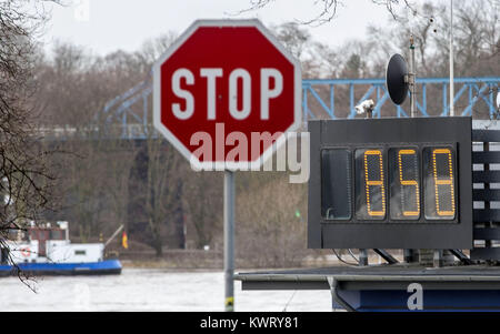 Duisburg, Deutschland. 05 Jan, 2018. Ein Drehfeld Obere Grenze Ebene zeigt das aktuelle Niveau von 8,58 Meter in Duisburg, Deutschland, 05. Januar 2018. Der Rhein ist die Schwellung mit Wasser durch starke Regenfälle und Schneeschmelze. Das Wasser wird steigen, am Wochenende. Die Situation ist jedoch nicht gefährlich. Credit: Christoph Reichwein/dpa/Alamy leben Nachrichten Stockfoto