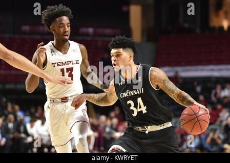 Philadelphia, Pennsylvania, USA. Am 4. Januar, 2018. Cincinnati Bearcats guard JARRON CUMBERLAND (34) Laufwerke mit der Kugel als Tempel Eulen guard QUINTON ROSE (13) Während des Amerikanischen Athletic Conference Basketball Spiel am Liacouras Center in Philadelphia gespielt wird verteidigt. Cincinnati kam zurück für ein 55-53 gewinnen. Credit: Ken Inness/ZUMA Draht/Alamy leben Nachrichten Stockfoto