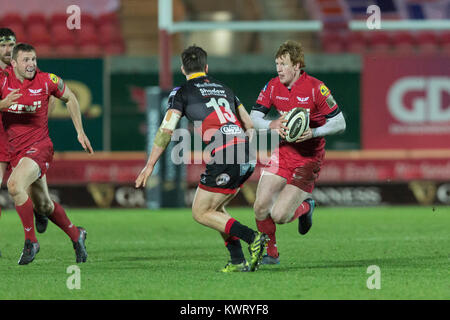 Parc y Scarlets, Llanelli, Wales, UK. Freitag, den 5. Januar 2018. Scarlets Verteidiger Rhys Patchell Angriffe im Guinness Pro 14 Match zwischen Scarlets und Newport Gwent Dragons. Credit: gruffydd Thomas/Alamy leben Nachrichten Stockfoto