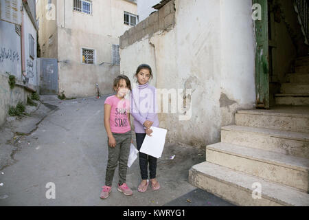 Bethlehem, West Bank, Palästina. 29 Okt, 2017. Reem & Aicha, 9 Jahre: Beide haben bei Aida Refugee Camp geboren wurde und dort mit ihren Familien leben. Bethlehem ist eine Stadt im Westjordanland, Palästina, und es ist die Heimat von Tausenden von palästinensischen Flüchtlingen, die obdachlos wurden, als die Israelis ihr Land genommen Jüdische Siedlungen in der West Bank zu errichten. Credit: Julia Schöbel NstÃ¤dt/SOPA/ZUMA Draht/Alamy leben Nachrichten Stockfoto