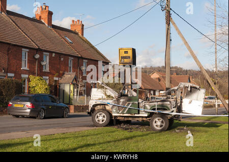 Borough Green, England. 5 Jan, 2018. Aus diesel Landrover Defender Auto unter einen Blitzer auf der A227 Straße verbrannt. Die Nachrichten Schlagzeilen heute berichtet eine 17% drop in UK Diesel Verkauf. Nicht eine benutzerfreundliche Möglichkeit, alte Autos zu verschrotten oder Blitzer in der Nacht zerstören, bevor. Dies verursacht ein Schandfleck für Pendler und Gefährdung von Fußgängern, die in das Dorf, nachdem die Polizei weg abgesperrt, die ausgebrannte bleibt. Dies ist ein wichtiger Punkt, um zu verhindern, dass überhöhte Geschwindigkeit, wie viele Schülerinnen und Schüler haben zu gehen, auf dieser langen Strecke von der Straße in die Schule. Stockfoto