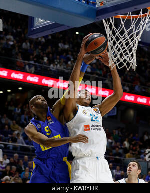 Basketball spieler Tavares und Alex Tyus während Real Madrid vs Maccabi Euroleague Basketball Spiel in Madrid, Spanien am 05. Januar 2018. Stockfoto