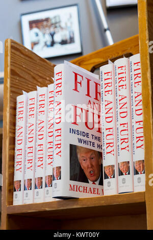 Seattle, USA. 05 Jan, 2018. Seattle, Washington: Michael Wolff's Buch "Feuer und Wut: Innerhalb des Trump White House" ist mit der Veröffentlichung am 5. Januar 2018 hetzte. Alle 40 Exemplare der ersten Lieferung bei der Elliott Bay Bücher wurden für Kunden, die bereits bestellte das Buch gehalten. Der Store ist die Beibehaltung einer wachsenden Warteliste für die nächste Lieferung in der kommenden Woche erwartet. Credit: Paul Christian Gordon/Alamy leben Nachrichten Stockfoto