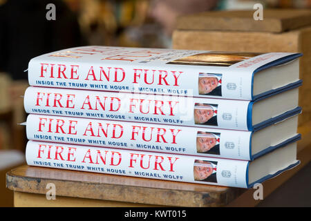 Seattle, USA. 05 Jan, 2018. Seattle, Washington: Michael Wolff's Buch "Feuer und Wut: Innerhalb des Trump White House" ist mit der Veröffentlichung am 5. Januar 2018 hetzte. Alle 40 Exemplare der ersten Lieferung bei der Elliott Bay Bücher wurden bereits bestellt den Store hält eine Warteliste für die nächste Lieferung am Montag. Credit: Paul Christian Gordon/Alamy leben Nachrichten Stockfoto