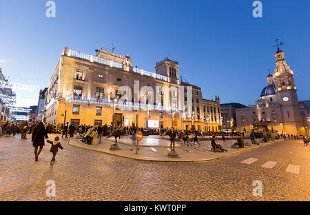 Alcoy, Spanien. Januar 5, 2018: Die Stadt von Alcoy bereit, ihre magestades die Drei Könige des Ostens zu erhalten. Im Bild wird die Plaza de España. Die Ankunft der Heiligen Drei Könige in die Stadt Alcoy, ist der am meisten erwarteten Datum für Kinder das ganze Jahr über. Ein Festival der nationalen touristischen Interesse, die zusammen bringt Hunderte von Besuchern jedes Jahr an, der die Nachricht und Emotion dieser Jahrhunderte alten Kavalkade leben wollen. Stockfoto