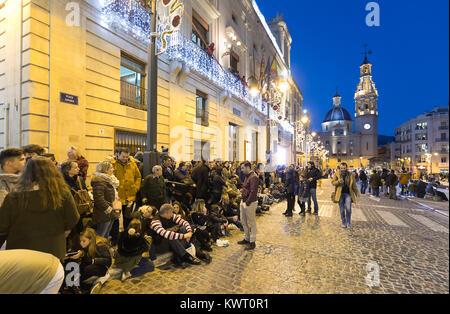 Alcoy, Spanien. Januar 5, 2018: Die Stadt von Alcoy bereit, ihre magestades die Drei Könige des Ostens zu erhalten. Im Bild wird die Plaza de España. Die Ankunft der Heiligen Drei Könige in die Stadt Alcoy, ist der am meisten erwarteten Datum für Kinder das ganze Jahr über. Ein Festival der nationalen touristischen Interesse, die zusammen bringt Hunderte von Besuchern jedes Jahr an, der die Nachricht und Emotion dieser Jahrhunderte alten Kavalkade leben wollen. Stockfoto