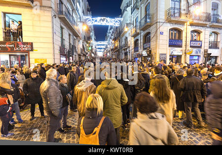 Alcoy, Spanien. Januar 5, 2018: Die Stadt von Alcoy bereit, ihre magestades die Drei Könige des Ostens zu erhalten. Im Bild wird die Plaza de España. Die Ankunft der Heiligen Drei Könige in die Stadt Alcoy, ist der am meisten erwarteten Datum für Kinder das ganze Jahr über. Ein Festival der nationalen touristischen Interesse, die zusammen bringt Hunderte von Besuchern jedes Jahr an, der die Nachricht und Emotion dieser Jahrhunderte alten Kavalkade leben wollen. Stockfoto