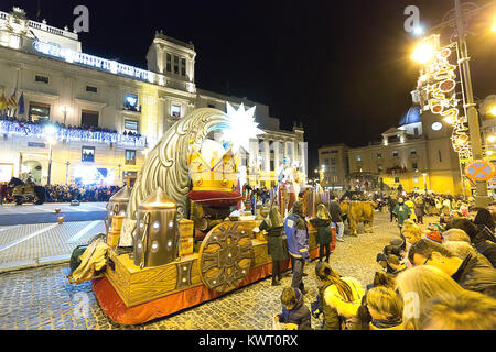 Alcoy, Spanien. Januar 5, 2018: Cabalgata de los Reyes Magos in Alcoy. Es ist der am meisten erwarteten Ereignis für Kinder das ganze Jahr über. Ein Festival der nationalen touristischen Interesse, die zusammen bringt Hunderte von Besuchern jedes Jahr an, der die Nachricht und Emotion dieser Jahrhunderte alten Kavalkade leben wollen. Stockfoto