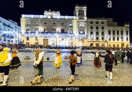 Alcoy, Spanien. Januar 5, 2018: Cabalgata de los Reyes Magos in Alcoy. Es ist der am meisten erwarteten Ereignis für Kinder das ganze Jahr über. Ein Festival der nationalen touristischen Interesse, die zusammen bringt Hunderte von Besuchern jedes Jahr an, der die Nachricht und Emotion dieser Jahrhunderte alten Kavalkade leben wollen. Stockfoto