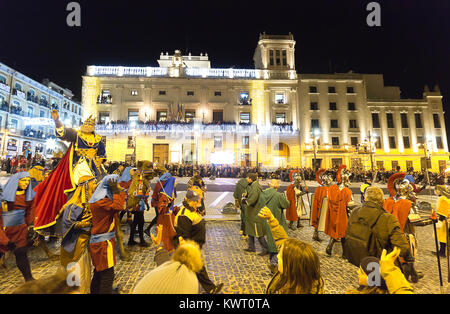 Alcoy, Spanien. Januar 5, 2018: Cabalgata de los Reyes Magos in Alcoy. Es ist der am meisten erwarteten Ereignis für Kinder das ganze Jahr über. Ein Festival der nationalen touristischen Interesse, die zusammen bringt Hunderte von Besuchern jedes Jahr an, der die Nachricht und Emotion dieser Jahrhunderte alten Kavalkade leben wollen. Stockfoto