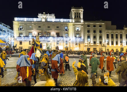 Alcoy, Spanien. Januar 5, 2018: Cabalgata de los Reyes Magos in Alcoy. Es ist der am meisten erwarteten Ereignis für Kinder das ganze Jahr über. Ein Festival der nationalen touristischen Interesse, die zusammen bringt Hunderte von Besuchern jedes Jahr an, der die Nachricht und Emotion dieser Jahrhunderte alten Kavalkade leben wollen. Stockfoto