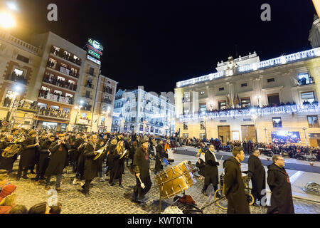 Alcoy, Spanien. Januar 5, 2018: Cabalgata de los Reyes Magos in Alcoy. Es ist der am meisten erwarteten Ereignis für Kinder das ganze Jahr über. Ein Festival der nationalen touristischen Interesse, die zusammen bringt Hunderte von Besuchern jedes Jahr an, der die Nachricht und Emotion dieser Jahrhunderte alten Kavalkade leben wollen. Stockfoto