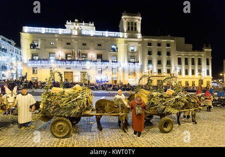 Alcoy, Spanien. Januar 5, 2018: Cabalgata de los Reyes Magos in Alcoy. Es ist der am meisten erwarteten Ereignis für Kinder das ganze Jahr über. Ein Festival der nationalen touristischen Interesse, die zusammen bringt Hunderte von Besuchern jedes Jahr an, der die Nachricht und Emotion dieser Jahrhunderte alten Kavalkade leben wollen. Stockfoto