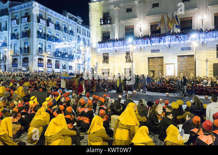 Alcoy, Spanien. Januar 5, 2018: Cabalgata de los Reyes Magos in Alcoy. Es ist der am meisten erwarteten Ereignis für Kinder das ganze Jahr über. Ein Festival der nationalen touristischen Interesse, die zusammen bringt Hunderte von Besuchern jedes Jahr an, der die Nachricht und Emotion dieser Jahrhunderte alten Kavalkade leben wollen. Stockfoto