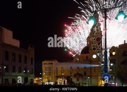 Alcoy, Spanien. Januar 5, 2018: Feuerwerk in der Plaza de España für die Ankunft der Heiligen Drei Könige an das Portal de Belen. Die Ankunft der Heiligen Drei Könige in die Stadt Alcoy, ist der am meisten erwarteten Datum für Kinder das ganze Jahr über. Ein Festival der nationalen touristischen Interesse, die zusammen bringt Hunderte von Besuchern jedes Jahr an, der die Nachricht und Emotion dieser Jahrhunderte alten Kavalkade leben wollen. Stockfoto