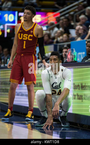 Hass Pavillon Berkeley Calif, USA. Am 4. Januar, 2018. CA USA Kalifornien goldenen Bären freuen Marcus Lee (24) erzielte 10 Punkte, 2 Assist, 8 Rebounds und 2 Blocks Schüsse und USC Trojans Schutz Jordanien Usher (1) 14 Punkte, 1 Assist, 4 Steals und 7 Rebounds warten und Beobachten an der Seitenlinie während der NCAA Men's Basketball Spiel zwischen Universität von Südkalifornien Trojanern und den Kalifornien goldenen Bären 62-80 an Hass Pavillon Berkeley Calif Thurman James/CSM/Alamy Leben Nachrichten verloren Stockfoto