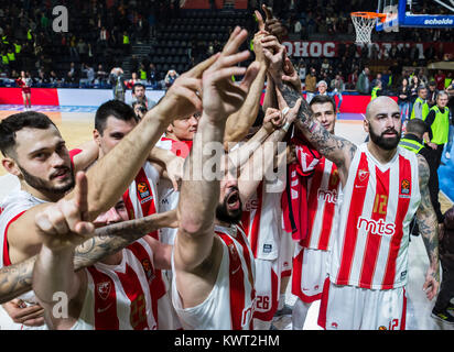 Belgrad, Serbien. 05 Jan, 2018. 5. Januar 2018, Aleksandar Nikolic Hall, Belgrad, Serbien; Turkish Airlines Euroleague Basketball, Crvena Zvezda mts Belgrad gegen Zalgiris Kaunas; das Team von Crvena Zvezda mts Belgrad feiern den Sieg nach dem Spiel Quelle: Nikola Krstic/Alamy leben Nachrichten Stockfoto