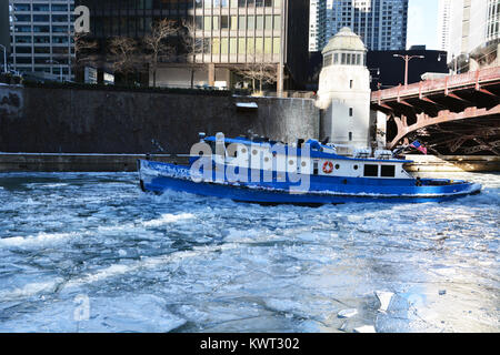 Ein Schubschiff funktioniert bis Eis des Flusses zu brechen, um es zu gewerblichen Verkehr in der Innenstadt von Chicago offen zu halten, da der Januar Temperaturen stürzen. Stockfoto