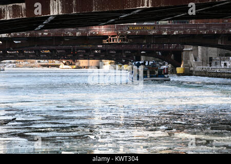 Ein Schubschiff funktioniert bis Eis des Flusses zu brechen, um es zu gewerblichen Verkehr in der Innenstadt von Chicago offen zu halten, da der Januar Temperaturen stürzen. Stockfoto