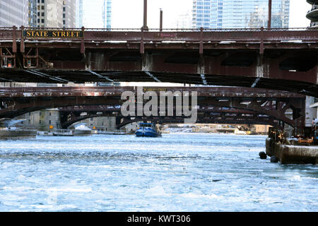 Ein Schubschiff funktioniert bis Eis des Flusses zu brechen, um es zu gewerblichen Verkehr in der Innenstadt von Chicago offen zu halten, da der Januar Temperaturen stürzen. Stockfoto