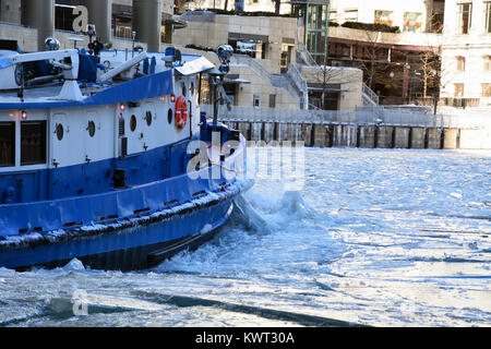 Ein Schubschiff funktioniert bis Eis des Flusses zu brechen, um es zu gewerblichen Verkehr in der Innenstadt von Chicago offen zu halten, da der Januar Temperaturen stürzen. Stockfoto