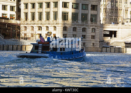 Ein Schubschiff funktioniert bis Eis des Flusses zu brechen, um es zu gewerblichen Verkehr in der Innenstadt von Chicago offen zu halten, da der Januar Temperaturen stürzen. Stockfoto