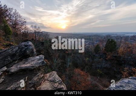 Sonnenaufgang über Felsen und Bäume an Ruffner Mountain, innerhalb Ruffner Mountain Nature Preserve in Birmingham, Alabama, 30. November 2016. Bild mit freundlicher Genehmigung von Morgan Yang. Stockfoto