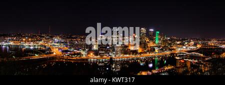 Panorama auf die Skyline von Pittsburgh, Pennsylvania in der Nacht, mit Fort Pitt Bridge und PPG Place skyscraper sichtbar, 21. Dezember 2016. Bild mit freundlicher Genehmigung von Morgan Yang. Stockfoto