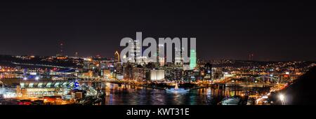 Panorama auf die Skyline von Pittsburgh, Pennsylvania in der Nacht von Grandview übersehen, mit Point State Park, Fort Duquesne Brücke, Fort Pitt Bridge, und PPG Place skyscraper sichtbar, 21. Dezember 2016. Bild mit freundlicher Genehmigung von Morgan Yang. Stockfoto