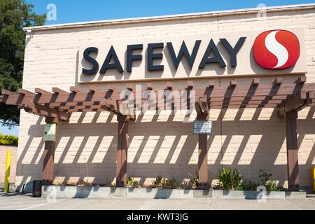 Fassade mit Beschriftungen und Logos für den Safeway Supermarkt in der Innenstadt von Concord, Kalifornien, 8. September 2017. Stockfoto