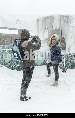 New York, Vereinigte Staaten. 04 Jan, 2018. Menschen machen Fotos bei Frozen Brunnen im Bryant Park in Manhattan unter schwerem Schnee, Sturm, Kälte und Wind. Ein Riese winter Bombe cyclone Hit der US-Ostküste am Donnerstag mit eisiger Kälte, Wind und Schnee Credit: Lev Radin/Pacific Press/Alamy leben Nachrichten Stockfoto