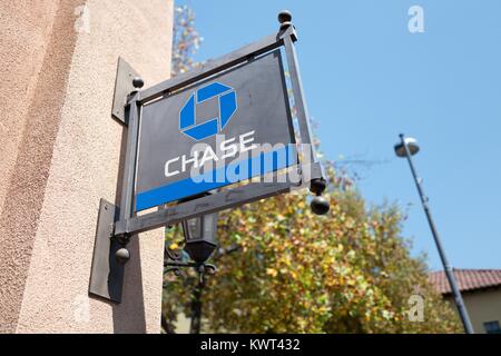 Schilder mit Logo im Chase Bank Filiale in der Innenstadt von Concord, Kalifornien, 8. September 2017. Stockfoto