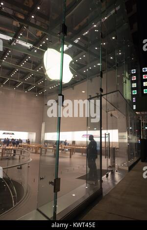 Blick durch die Frontscheibe des Apple Store an der Upper West Side, einer der Flaggschiff Apple Stores in Manhattan, New York City, New York, in der Nacht, 14. September 2017. () Stockfoto