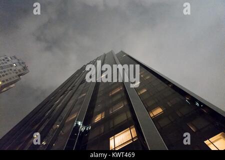 Ansicht von der Seite des Trump International Hotel & Tower am Columbus Circle in Manhattan, New York City, New York in der Nacht, 14. September 2017. () Stockfoto