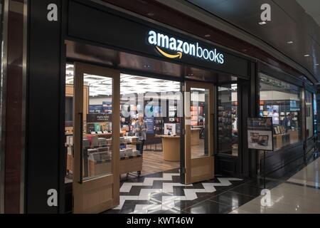 Fassade von Amazon Bücher speichern, eine physische Store von Internet Unternehmen Amazon betrieben, im Time Warner Center in Manhattan, New York City, New York, 14. September 2017. () Stockfoto