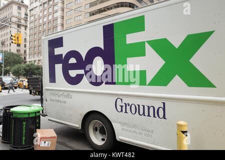 Logo auf der Seite des Federal Express (FedEx) Boden Lieferwagen auf der Upper East Side von Manhattan, New York City, New York, 14. September 2017. Stockfoto