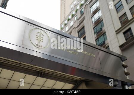 Schild mit Logo auf der Fassade des Memorial Sloan Kettering Cancer Center in Manhattan, New York City, New York, unter den top Krebs Krankenhäuser in der Welt, 14. September 2017. Stockfoto