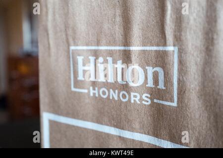 Close-up des Logos für das Hilton Honors Program, Teil der Marke Hilton Hotel, New York City, New York, 14. September 2017. Stockfoto