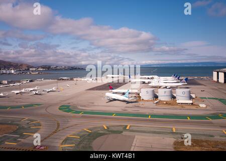 Luftbild vom Flughafen San Francisco International (SFO), San Francisco, Kalifornien, USA, mit United Airlines Jets, Tanks, die mit dem Kennbuchstaben des FO', und die San Francisco Bucht sichtbar, 13. September 2017 geprägt. Stockfoto