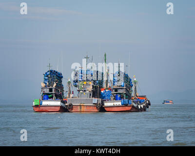 Fischerboote vertäut im Hafen von Myeik, tanintharyi Region, South Myanmar. Stockfoto