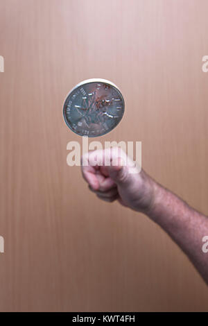 Eine konzeptuelle Bild des Werfens einer kanadischen Silber münze in der Luft. Stockfoto
