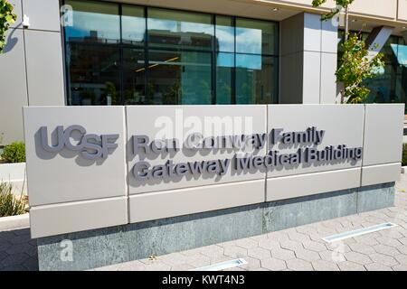 Zeichen für die Ron Conway Familie Gateway Medizinische Gebäude an der Mission Bay Campus der Universität von Kalifornien San Francisco (UCSF) Medical Center in San Francisco, Kalifornien, USA, 29. September 2017. () Stockfoto