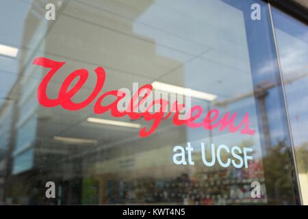 Zeichen für Walgreens Apotheke an der Mission Bay Campus der Universität von Kalifornien San Francisco (UCSF) Medical Center in San Francisco, Kalifornien, USA, 29. September 2017. () Stockfoto